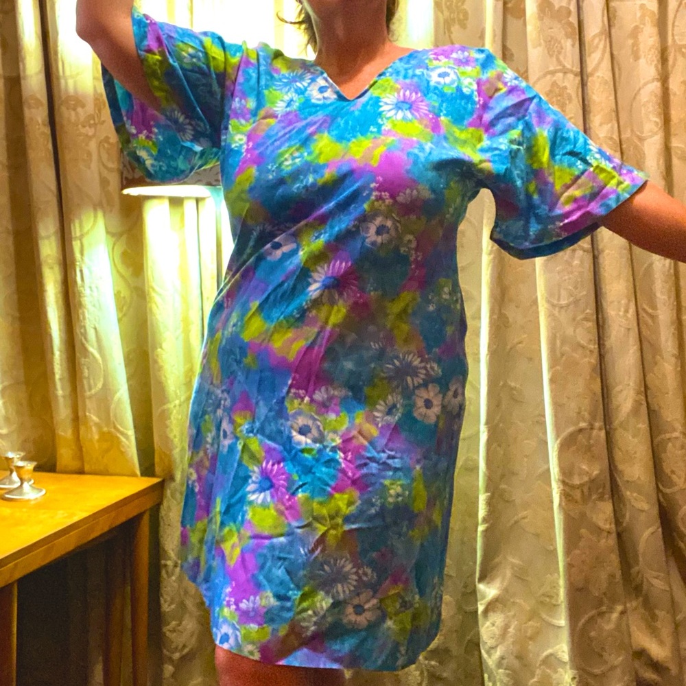 1960’s true vintage floral print Hawaiian dress with bell sleeves size 16